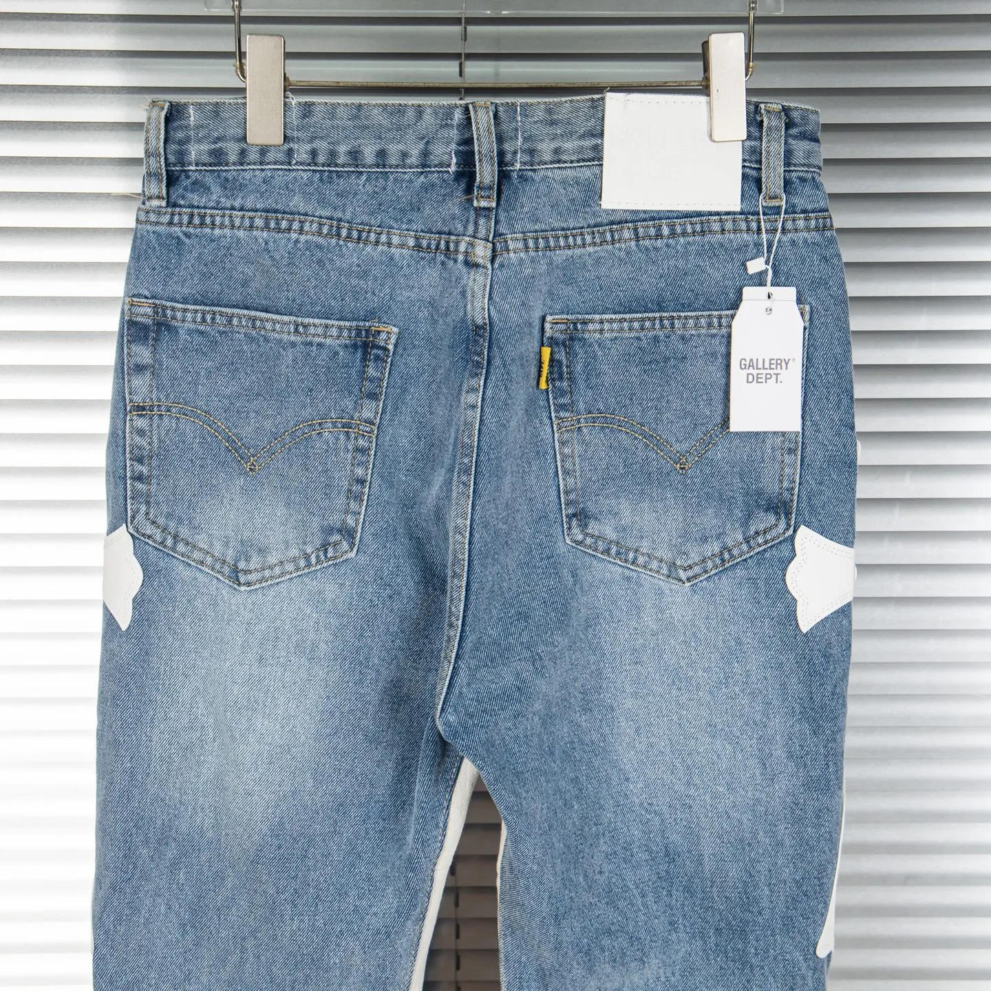 P240 Chrome Hearts Gallery co-branded limited-edition cross-flared flared jeans are a hot item this season and are sought after by countless celebrities and fashionistas. The neat details of the cutting process add color to the playful fashion! The neat and meticulous design, and the well-fitting structure is unique. The upper body not only has outstanding recognition, but also looks younger and younger. A style with the ultimate wearing meaning and performance, gorgeous color matching, and the craftsmanship of this style is also extremely extraordinary. After the finished product is washed, it is disassembled and hand-made with sheepskin cross leather and then spliced ​​together to complete. The whole piece has too many craftsmanship to describe. It is decorated with patchwork cross flowers and high-waisted washed jeans! ! Absolutely high-end luxury product, a god-level single product, a super popular product, made by top heavy industry, a magic weapon that cannot be missed to hit the streets. Style number: 1843 Size: 28 30 32 34 36 Color: blue